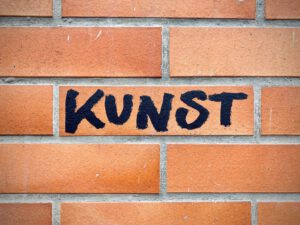 Ziegelmauer mit "Kunst"-Graffiti